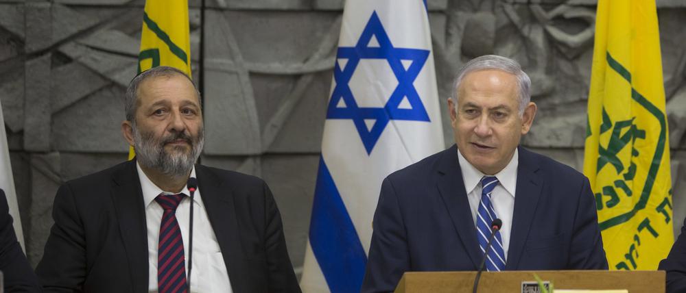 Benjamin Netanjahu nimmt mit Arie Deri (links) an einer Kabinettssitzung teil (Archivbild).
