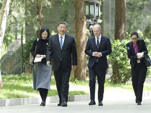 Xi Jinping und Olaf Scholz bei einem Spaziergang in Peking am 16. April 2024. 
