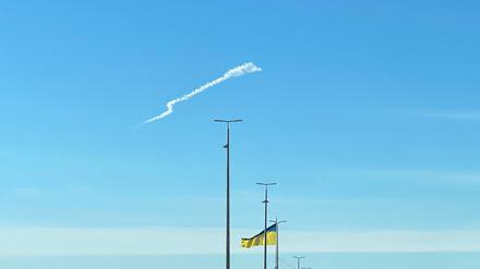 Eine Raketenspur ist am Himmel in der Nähe von Kiew zu sehen (Symbolbild)