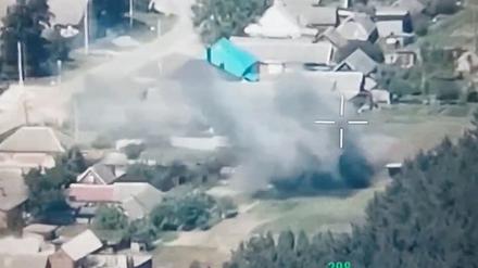 Ein Standbild einer Drohne, das von der Legion „Freiheit für Russland“ veröffentlicht wurde, zeigt die angebliche Zerstörung russischer militärischer Ziele in der Region Belgorod.