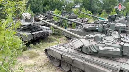 Ein Video zeigt die Panzer, die laut russischem Verteidigungsministerium von der Söldnertruppe Wagner an die regulären russischen Streitkräfte übergeben wurden.