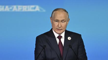 Wladimir Putin, Präsident von Russland, sprechend bei einer Rede während einer Plenarsitzung des Russland-Afrika-Gipfels und des wirtschaftlichen und humanitären Forums.