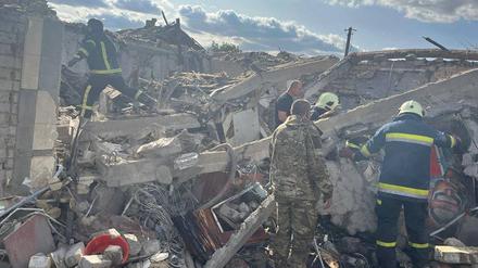Rettungskräfte arbeiten am 5. Oktober 2023 im Dorf Hroza in der Region Charkiw in der Ukraine an der Stelle eines russischen Militärschlags inmitten des russischen Angriffs auf die Ukraine.