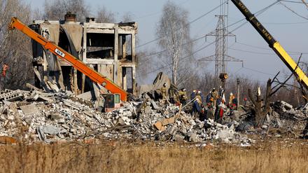 Arbeiter und Angehörige des Katastrophenschutzministeriums beseitigen die Trümmer eines zerstörten Gebäudes in der ostukrainischen Stadt Makijiwka.