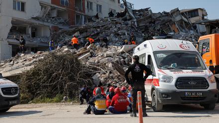 Rettungskräfte arbeiten in Antakya an der Stelle eines eingestürzten Gebäudes. 