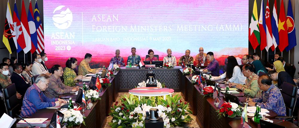 Die indonesische Außenministerin Retno Marsudi (Mitte) tagt mit Außenministern des Verbands Südostasiatischer Nationen (Asean).