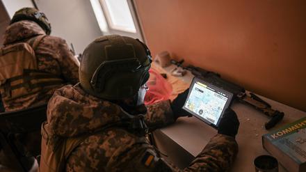 Ukrainische Aufklärungssoldaten setzen Multirotor-Überwachungsdrohnen zur Unterstützung von Artillerieeinsätzen ein. 