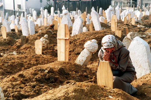 Schmerzgebeugt betet eine Frau am 12.2.1993 auf dem islamischen Friedhof in Sarajevo am Grab ihrer 17-jährigen Tochter, die von Heckenschützen tödlich getroffen wurde.