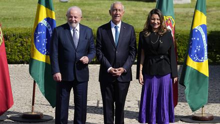 Marcelo Rebelo de Sousa (M), Präsident von Portugal, steht neben Luiz Inacio Lula da Silva (l), Präsident von Brasilien, und seiner Frau Rosangela da Silva während der Begrüßungszeremonie vor dem Jeronimos-Kloster aus dem 16. Jahrhundert.