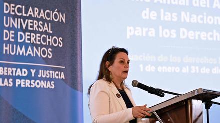 Die Vertreterin des Hohen Kommissars der Vereinten Nationen für Menschenrechte in Kolumbien, Juliette de Rivero, spricht während der Vorstellung des Jahresberichts über die Lage der Menschenrechte in Kolumbien.
