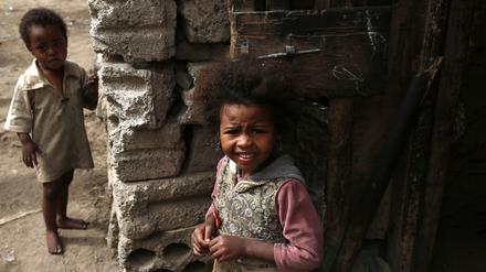 20.04.2020, Jemen, Sanaa: Zwei kleine Kinder stehen in einem Slum in einem Kriegsgebiet von Sanaa. Die Vereinten Nationen warnen davor, dass sich die Zahl der unterernährten Menschen wegen der Corona-Pandemie und ihrer wirtschaftlichen Folgen weltweit fast verdoppeln könnte. Das geht aus einem Bericht hervor, den das Welternährungsprogramm der Vereinten Nationen (WFP) in Rom vorstellte. Foto: Mohammed Mohammed/XinHua/dpa +++ dpa-Bildfunk +++ |