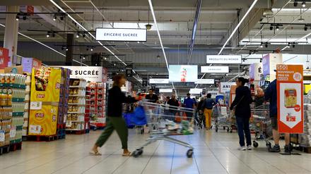 Eine Kundin schiebt einen Einkaufswagen, während sie in einem Carrefour-Supermarkt in Montesson bei Paris einkauft (Symbolbild).