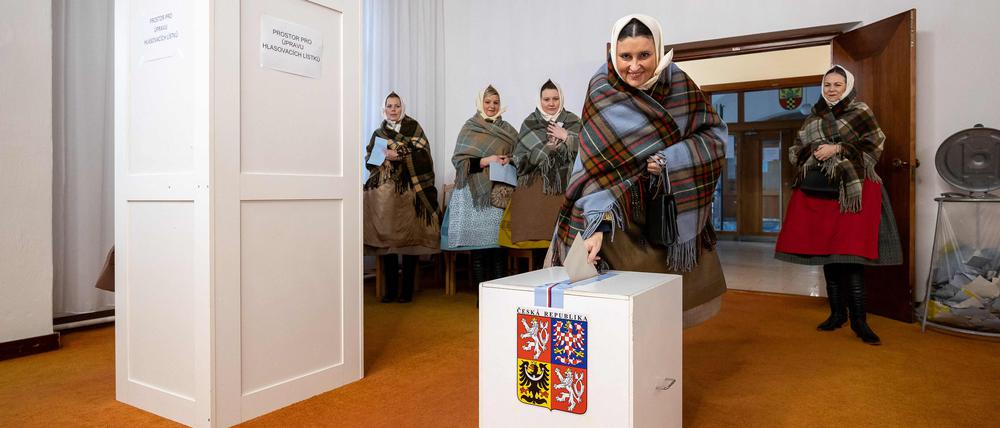 Eine Frau in der traditionellen Tracht von Podluzi (Region in Südmähren) gibt ihre Stimme im Wahllokal während der Präsidentschaftswahlen in Tschechien ab.