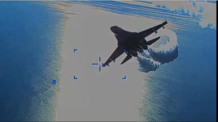 Eine russische Su-27 warf Treibstoff ab und traf den Propeller der MQ-9, sodass die US-Streitkräfte die MQ-9 in internationalen Gewässern zum Absturz bringen mussten. (Video der U.S. Air Force)