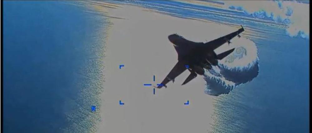 Eine russische Su-27 warf Treibstoff ab und traf den Propeller der MQ-9, sodass die US-Streitkräfte die MQ-9 in internationalen Gewässern zum Absturz bringen mussten. (Video der U.S. Air Force)