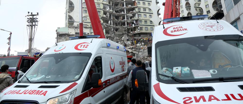 Rettungskräfte suchen nach dem Erdbeben im türkischen Diyarbakir unter den Trümmern nach Überlebenden. 