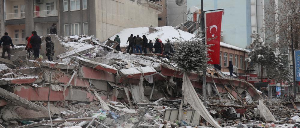 Zerstörtes Zuhause: In der türkischen Stadt Malatya retten Hilfskräfte eine Person aus einem eingestürzten Gebäude.