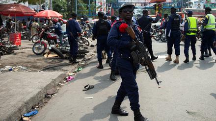 Kongolesische Polizisten stehen Wache im Ost-Kongo (Symbolbild).