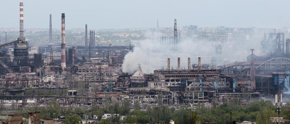 Rauch über dem Stahlwerk Azovstal. Auch der Deutsche Alexander F. soll an den Kämpfen um die Stadt Mariupol beteiligt gewesen sein.