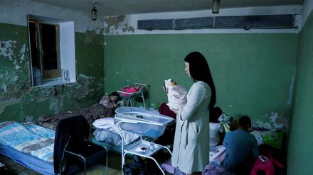 Eine Frau mit ihrem neugeborenen Kind sucht in der ukrainischen Hauptstadt Kiew während des russischen Angriffs auf die Ukraine Schutz.