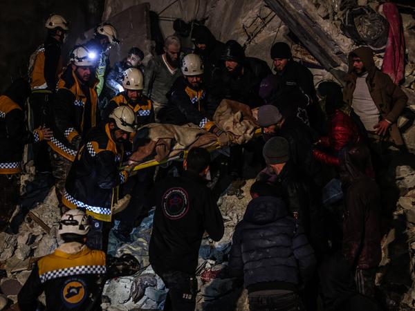 Syrische Zivilisten und Mitglieder der Weißhelme arbeiten an der Rettung von Menschen in Idlib.