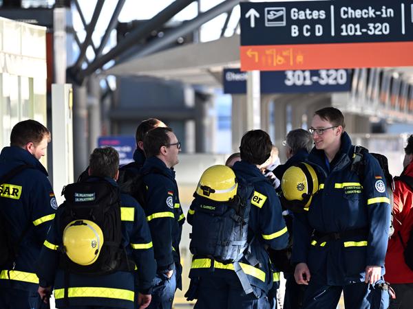 Rettungskräfte des Technischen Hilfswerks (THW) vor ihrem Abflug am Flughafen Köln/Bonn.