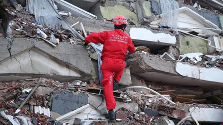 Ein Retter sucht nach Überlebenden auf den Trümmern eines Gebäudes im türkischen Kahramanmaras.