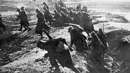 Französische Soldaten klettern während der Schlacht um die ostfranzösische Stadt Verdun zu einem Angriff aus ihren Schützengräben.
