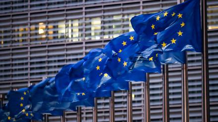  Europaflaggen wehen vor dem Sitz der EU-Kommission in Brüssel-