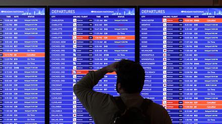 Insgesamt waren deshalb in den USA mehr als 10.000 Flüge verspätet, mehr als 1300 fielen komplett aus.