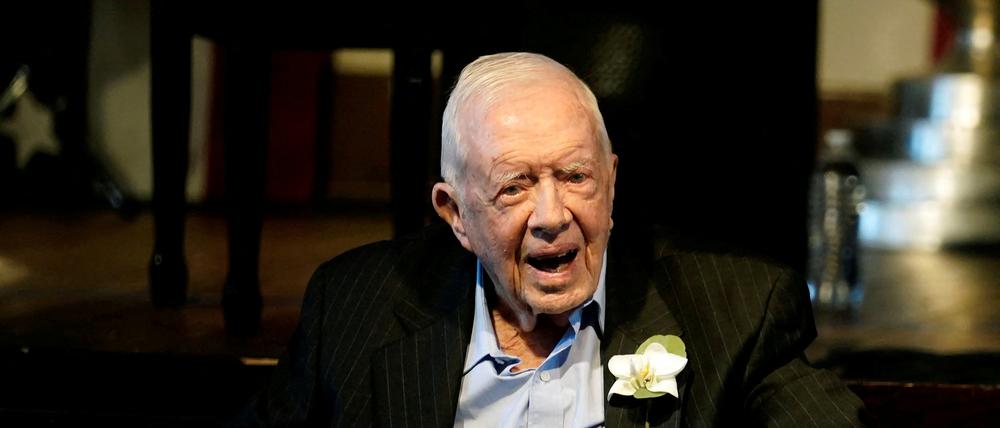 Der ehemalige US-Präsident Jimmy Carter reagiert, als seine Frau Rosalynn Carter (nicht im Bild) während eines Empfangs zur Feier ihres 75. Hochzeitstages in Plains (Archivbild).