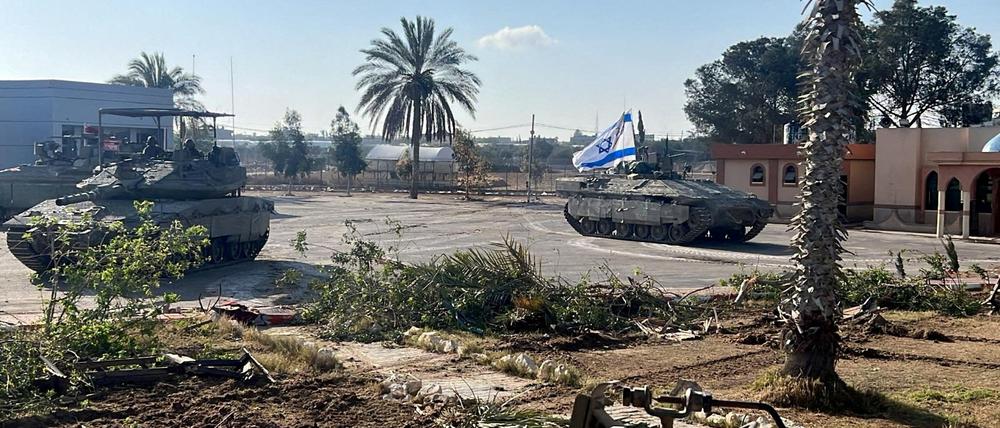 Israelische Militärfahrzeuge fahren im südlichen Gazastreifen auf der Gaza-Seite des Rafah-Übergangs (Symbolbild).