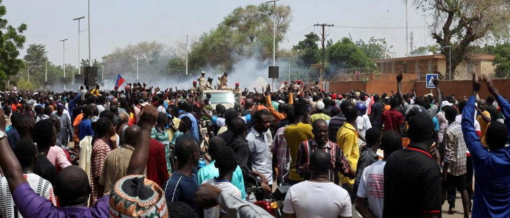 Nigerianische Sicherheitskräfte setzen Tränengas ein, um Pro-Junta-Demonstranten zu vertreiben, die sich vor der französischen Botschaft in Niamey, der Hauptstadt von Niger, versammelt haben (Symbolbild).