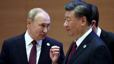 Der russische Präsident Wladimir Putin im Gespräch mit dem chinesischen Präsidenten Xi Jinping.