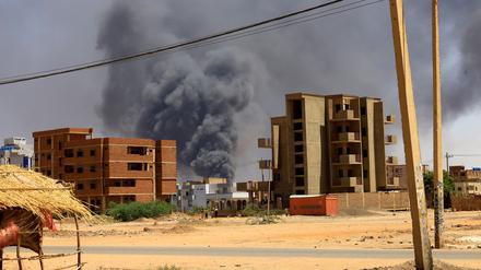 Nach einem Luftangriff steigt Rauch über Gebäuden in Khartum auf (Symbolbild).