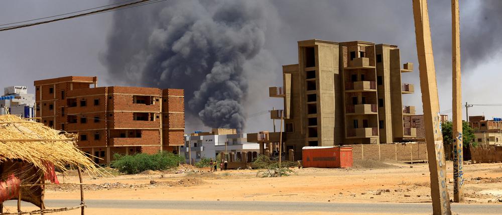 Nach einem Luftangriff steigt Rauch über Gebäuden in Khartum auf (Symbolbild).