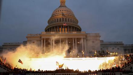 Eine wütende Menge drang im Januar 2021 gewaltsam in das US-Kapitol ein (Archivbild).