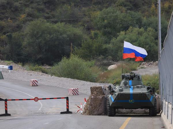 Ein gepanzertes Fahrzeug der russischen Friedenstruppen vor dem Kontrollpunkt Lachin.
