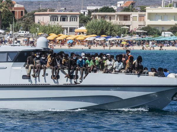 I migranti arrivano su una nave della Guardia di Finanza nel porto di Lampedusa, sull'isola italiana (immagine d'archivio).