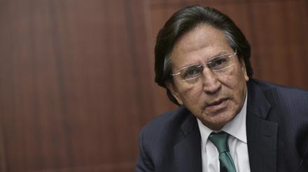 (FILES) In this file photo taken on June 17, 2016, former President of Peru Alejandro Toledo speaks during a discussion on Venezuela and the OAS at The Center for Strategic and International Studies (CSIS) in Washington, DC. - The United States has authorized the extradition of former Peruvian president Alejandro Toledo, who served from 2001 to 2006, to face charges of corruption in his home country, Peru's prosecutor's office said February 21, 2023. "We have been informed that the US State Department authorized the extradition of Alejandro Toledo Manrique for the crimes of collusion and money laundering," the prosecutor's office said on Twitter. (Photo by Mandel Ngan / AFP)