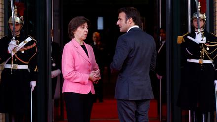 Frankreichs Präsident Emmanuel Macron und Außenministerin Catherine Colonna