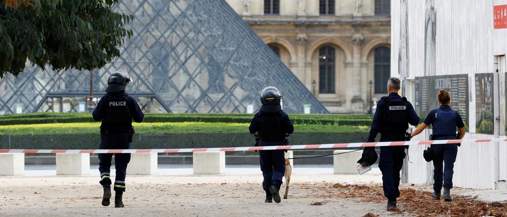 Französische Polizisten patrouillieren vor dem Louvre-Museum in Paris, das aus Sicherheitsgründen geschlossen wurde.