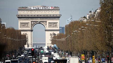 Am Triumphbogen in Paris hängt ein Banner der Demonstranten: „64 C´est non!“ (64 heißt nein!). In den letzten Wochen gab es landesweit Proteste gegen das von der Regierung beschlossene Renteneintrittsalter mit 64.