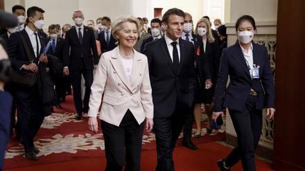 06.04.2023, China, Peking: Emmanuel Macron (vorne, M), Präsident von Frankreich, und Ursula von der Leyen (vorne,l), Präsidentin der Europäischen Kommission, bei ihrer Ankunft zu einer Sitzung mit dem chinesischen Präsidenten Xi. Foto: Ludovic Marin/AFP Pool/AP/dpa +++ dpa-Bildfunk +++