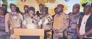 Im Gabun haben eine Gruppe Soldaten und Polizisten in einer Fernsehansprache das „Ende des derzeitigen Regimes“ verkündet. 
