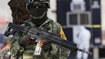 Ein mexikanischer Soldat steht in der Nähe einer angegriffenen Polizeistation Wache (Symbolbild).