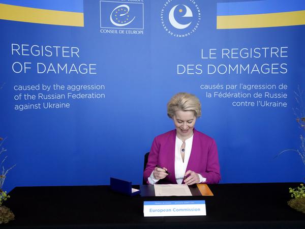 Ursula von der Leyen, Präsidentin der Europäischen Kommission, unterzeichnet das Schadenregister während des Gipfels des Europarats.