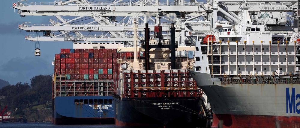 Schiffskräne stehen über Containerschiffen im Hafen von Oakland (Symbolbild)