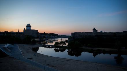 Der Fluss Narva liegt mittig zwischen der estnischen Stadt Narva und dem russischen Ort Iwangorod.
