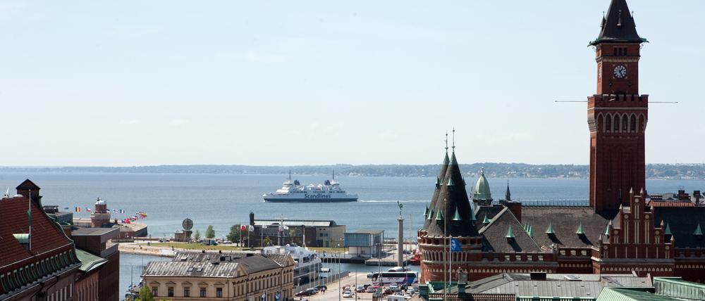 Blick auf den Hafen von Helsingborg mit dem Rathaus (r) der Stadt am Öresund.